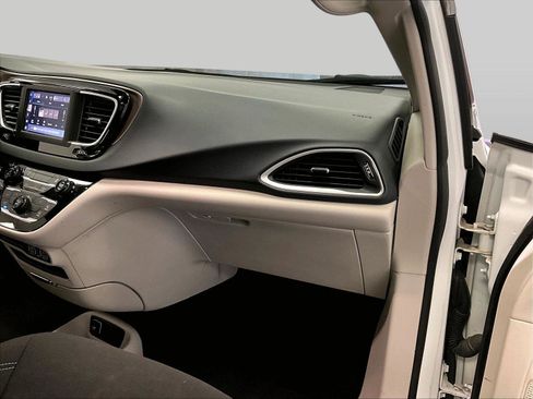 Used 2023 Chrysler Voyager LX image 15