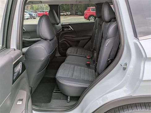 New 2025 Mitsubishi Outlander SE image 14