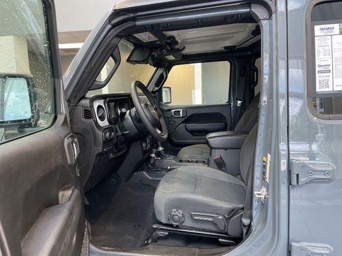 Used 2024 Jeep Wrangler Unlimited w/ Convenience Group AWD/4WD image 16