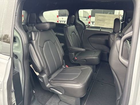 New 2026 Chrysler Pacifica Select FWD image 15
