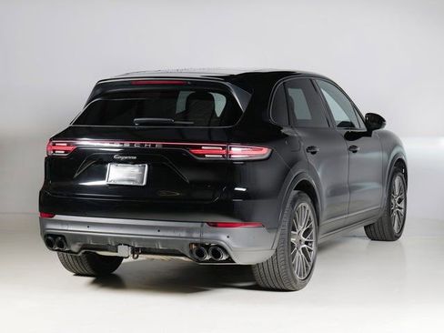Certified 2023 Porsche Cayenne Platinum Edition image 9
