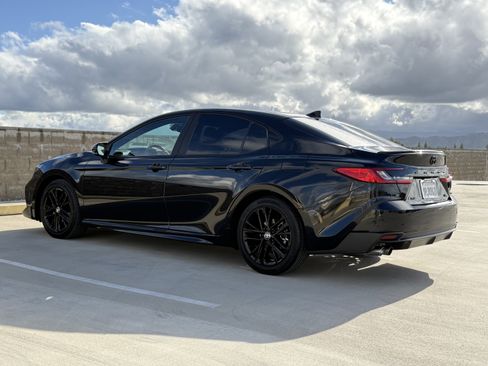 Used 2025 Toyota Camry SE w/ Convenience Package image 9