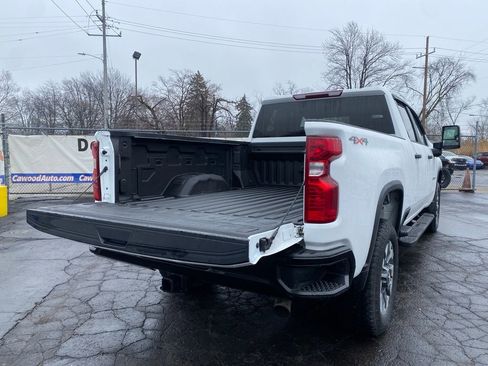 Used 2022 Chevrolet Silverado 2500 Custom w/ Custom Value Package image 5