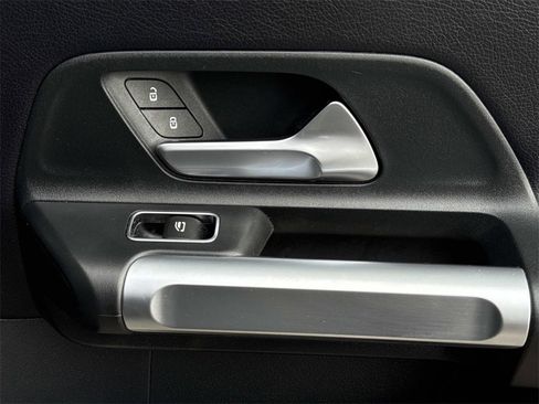 Used 2022 Mercedes-Benz GLB 250 image 21