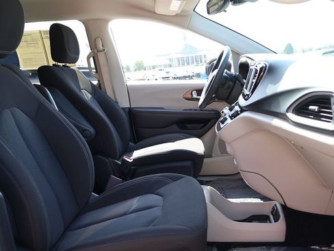 Used 2023 Chrysler Voyager LX FWD image 9