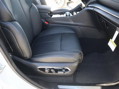 New 2025 Jeep Grand Cherokee L Overland w/ Luxury Tech Group IV image 15