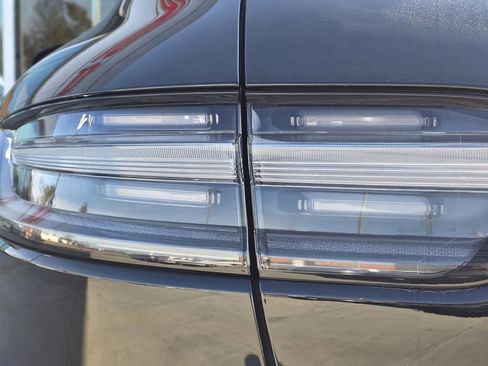 Used 2024 Porsche Macan image 11