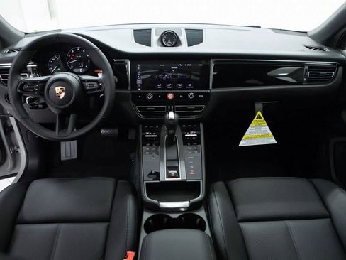 Certified 2025 Porsche Macan image 13