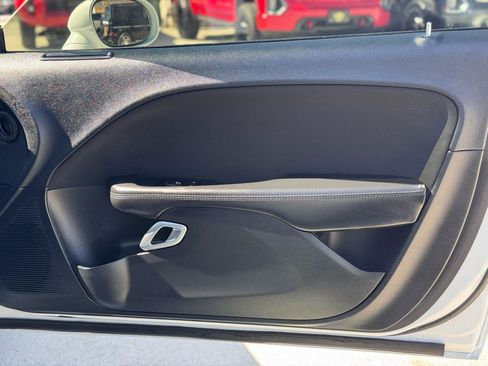 Used 2015 Dodge Challenger R/T RWD image 9