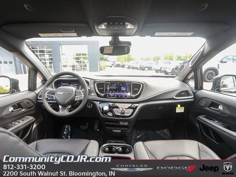New 2025 Chrysler Pacifica Select image 21