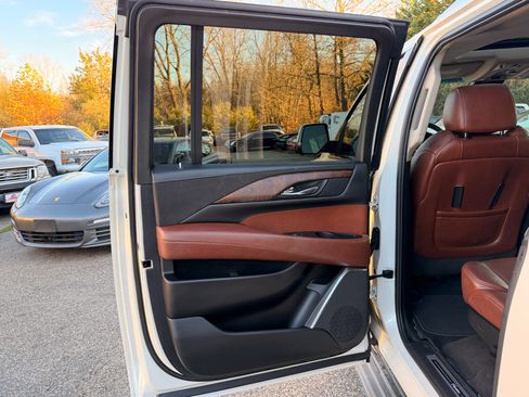 Used 2015 Cadillac Escalade ESV Luxury image 20