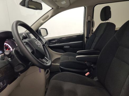 Used 2019 Dodge Grand Caravan SE w/ UConnect Hands-Free Group FWD image 17