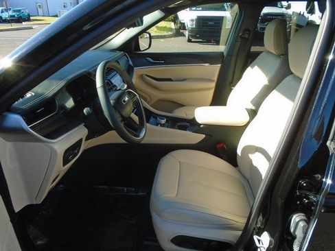 Certified 2024 Jeep Grand Cherokee Limited w/ Luxury Tech Group II image 8