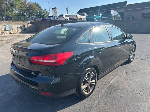 Used 2018 Ford Focus SE w/ SE Appearance Package FWD image 6