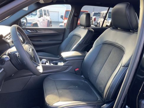 New 2025 Jeep Grand Cherokee Altitude image 15