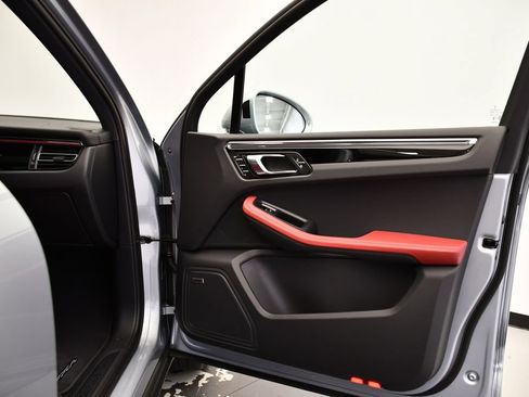 Certified 2026 Porsche Macan AWD/4WD image 46