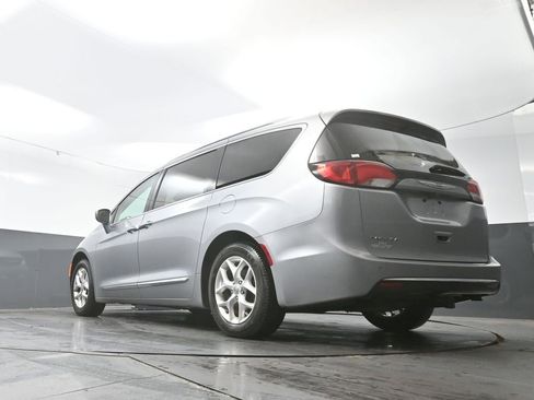 Used 2018 Chrysler Pacifica Touring-L w/ Tire & Wheel Group image 29