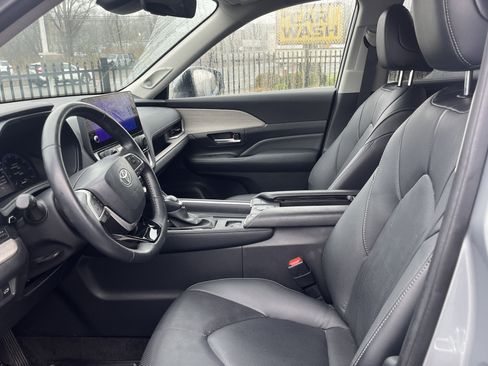 Used 2024 Toyota Grand Highlander Limited image 5