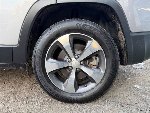 Used 2019 Jeep Cherokee Limited AWD/4WD image 10