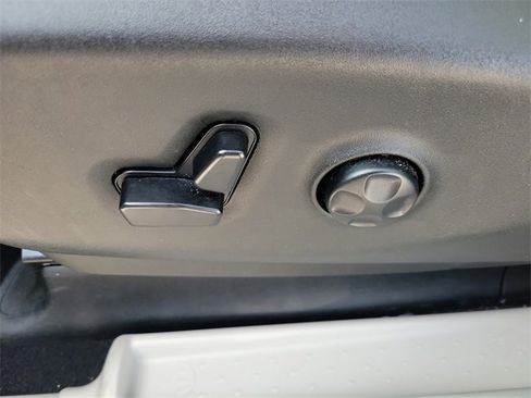 Used 2024 Chrysler Pacifica Touring-L image 16