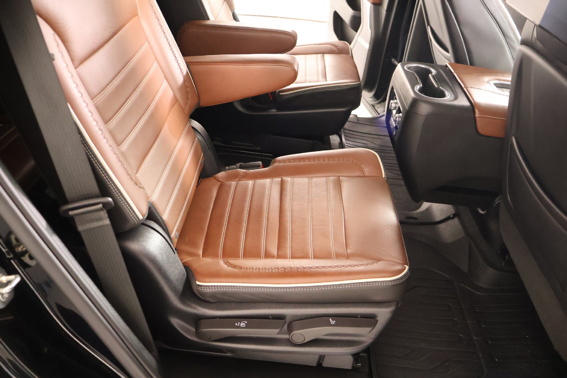 Used 2023 GMC Yukon Denali Ultimate AWD/4WD image 16