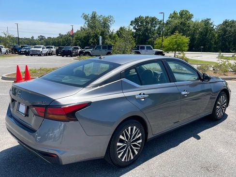 Used 2024 Nissan Altima 2.5 SV FWD image 18