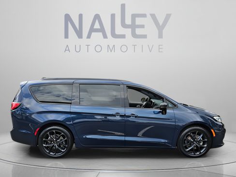 Used 2025 Chrysler Pacifica Limited FWD image 6
