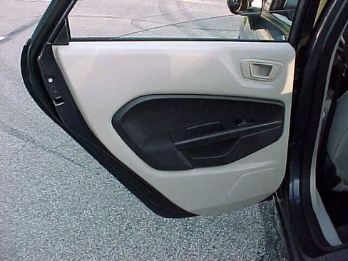 Used 2013 Ford Fiesta SE w/ Super Fuel Economy Pkg FWD image 12