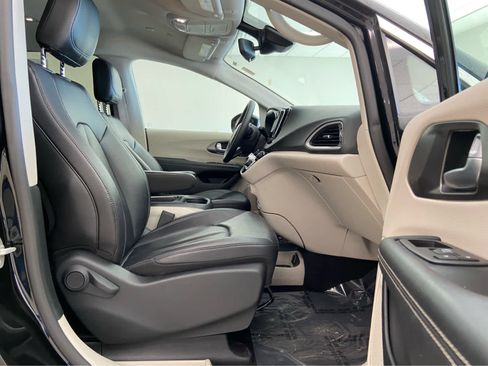 Used 2024 Chrysler Pacifica Touring-L image 17