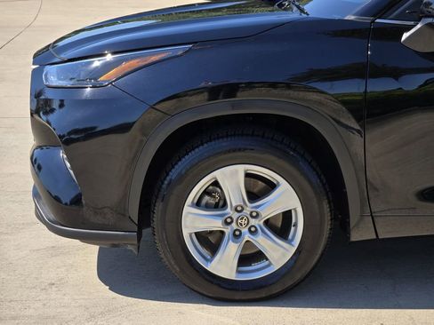 Used 2024 Toyota Highlander LE FWD image 6