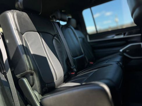 Used 2024 Jeep Wagoneer Series II w/ Flexible Seating Group image 32