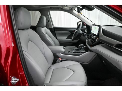 Used 2025 Toyota Highlander XLE image 16