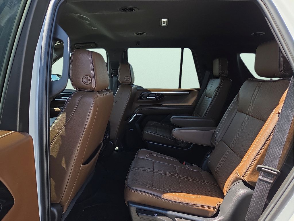Used 2025 Chevrolet Tahoe High Country AWD/4WD image 11