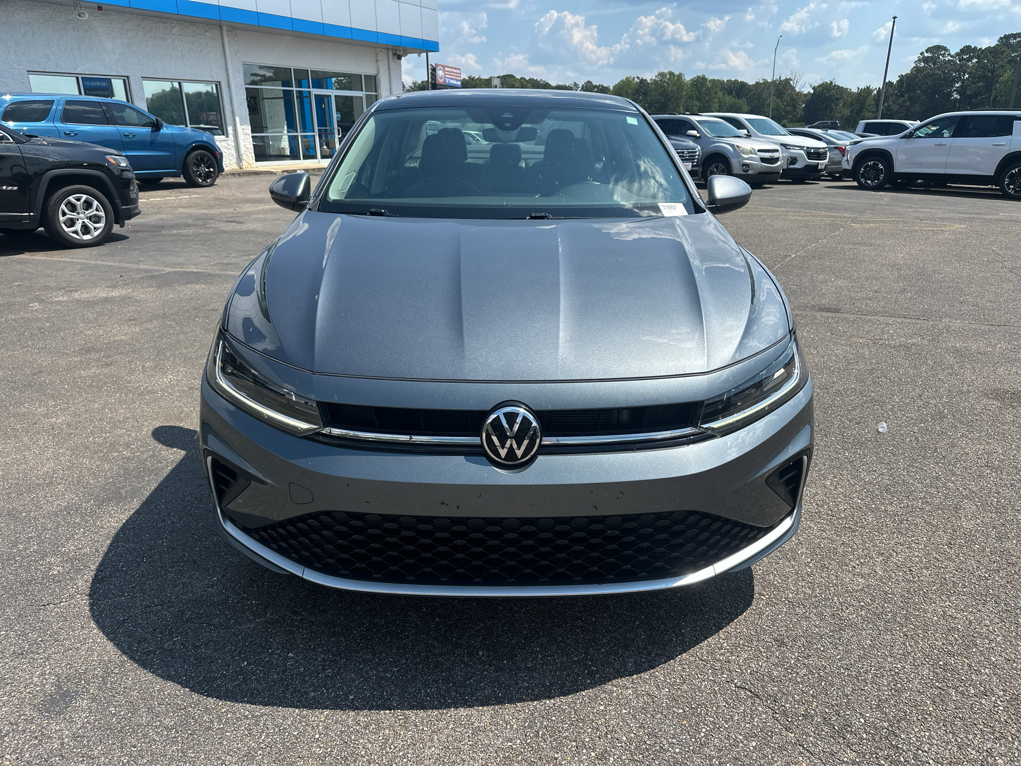 Used 2025 Volkswagen Jetta SE FWD image 1