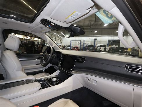 Used 2023 Jeep Wagoneer Series III w/ Premium Group I image 29