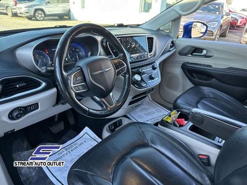 Used 2021 Chrysler Pacifica Touring-L image 16