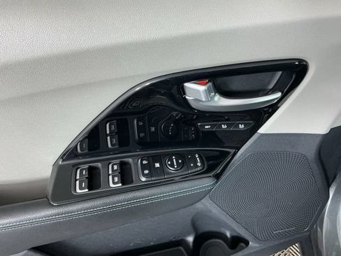Used 2017 Kia Niro Touring w/ Advanced Technology Package FWD image 13