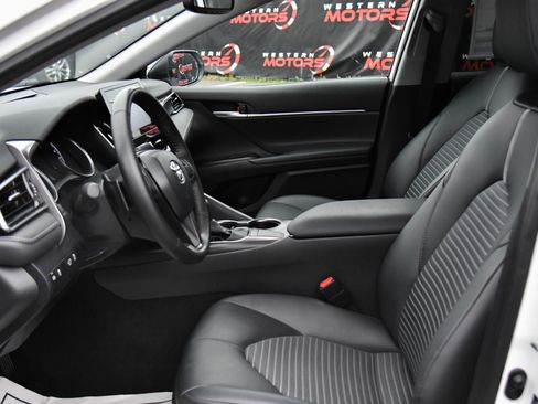 Used 2024 Toyota Camry SE w/ Convenience Package image 18