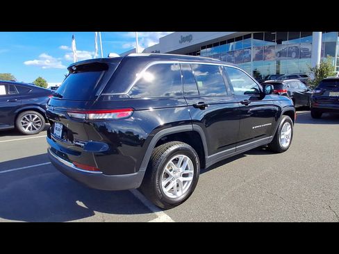 Used 2024 Jeep Grand Cherokee Laredo X AWD/4WD image 8