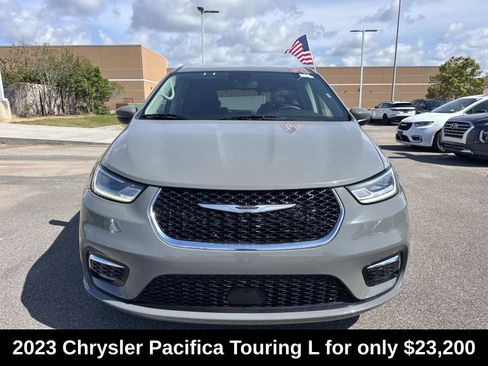 Used 2023 Chrysler Pacifica Touring-L FWD image 2