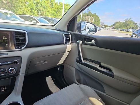 Used 2021 Kia Sportage LX image 9