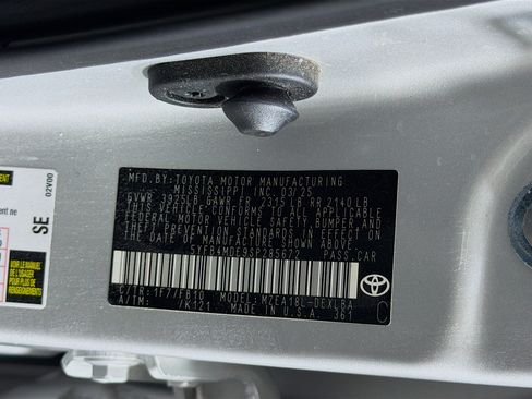 Used 2025 Toyota Corolla LE FWD image 12