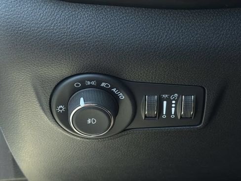 Used 2025 Jeep Compass Trailhawk AWD/4WD image 35