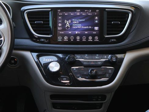 Used 2020 Chrysler Pacifica Limited w/ Advanced Safetytec Group FWD image 16