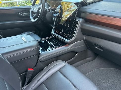 Used 2025 GMC Yukon XL Denali image 17