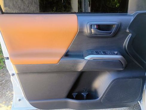 Used 2018 Toyota Tacoma SR5 w/ SR5 Appearance Package (SM) RWD image 26