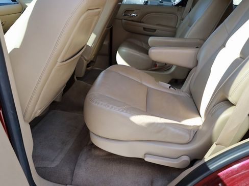 Used 2010 Cadillac Escalade Luxury image 17