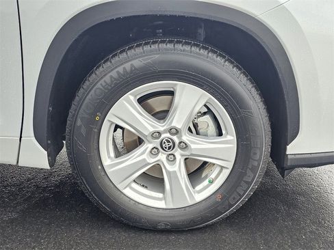 Used 2023 Toyota Highlander LE image 9