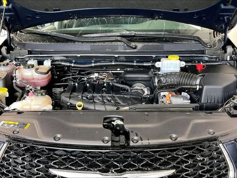 Used 2023 Chrysler Pacifica Touring-L FWD image 29