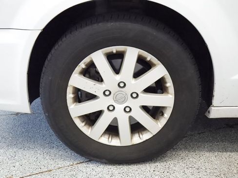 Used 2014 Chrysler Town & Country Touring FWD image 9